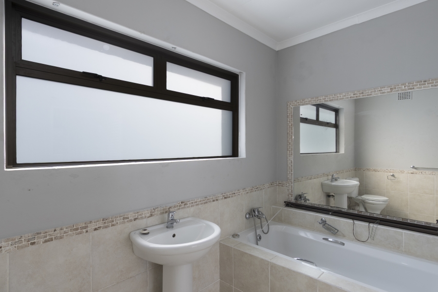 To Let 4 Bedroom Property for Rent in Lochnerhof Western Cape